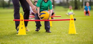 队友接连被罚下！维尼修斯讽刺裁判：多来点红牌吧！